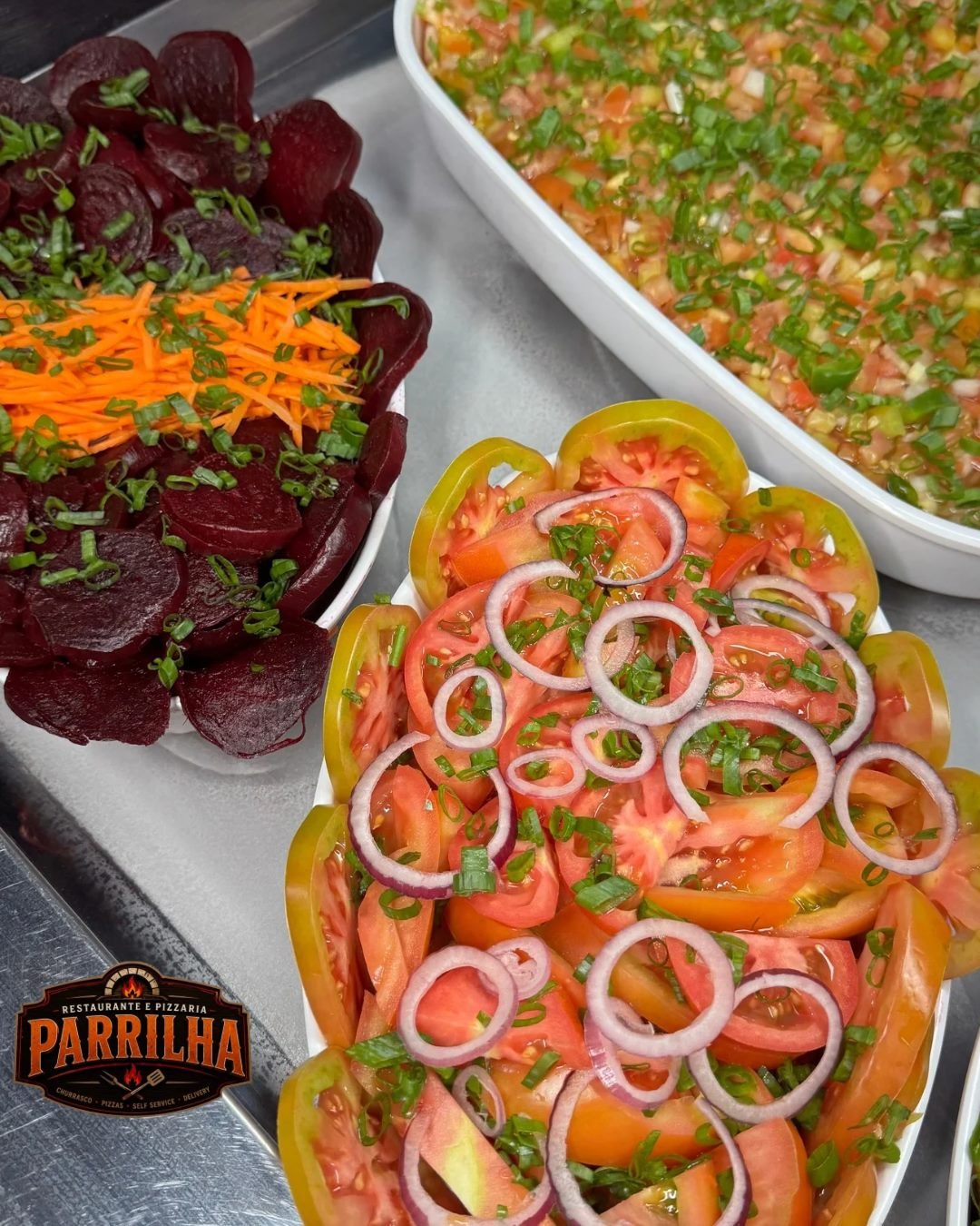 Saladas frescas: beterraba, cenoura ralada e tomate com cebola