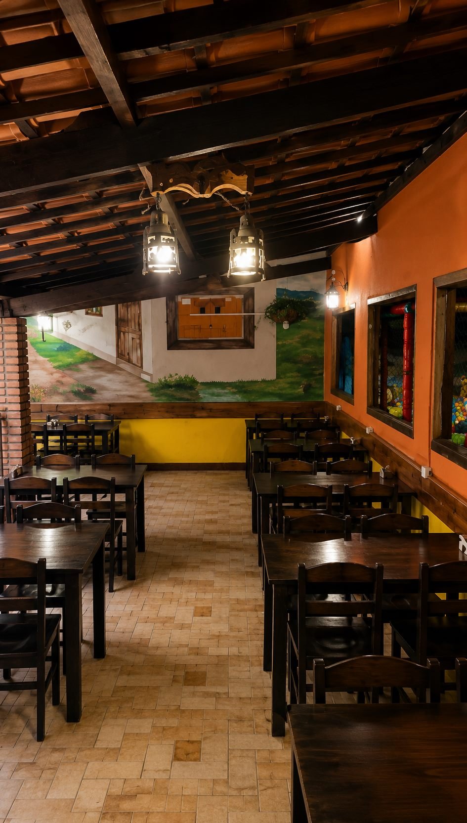 Salão de refeições do Parrilha com mesas de madeira e teto rústico